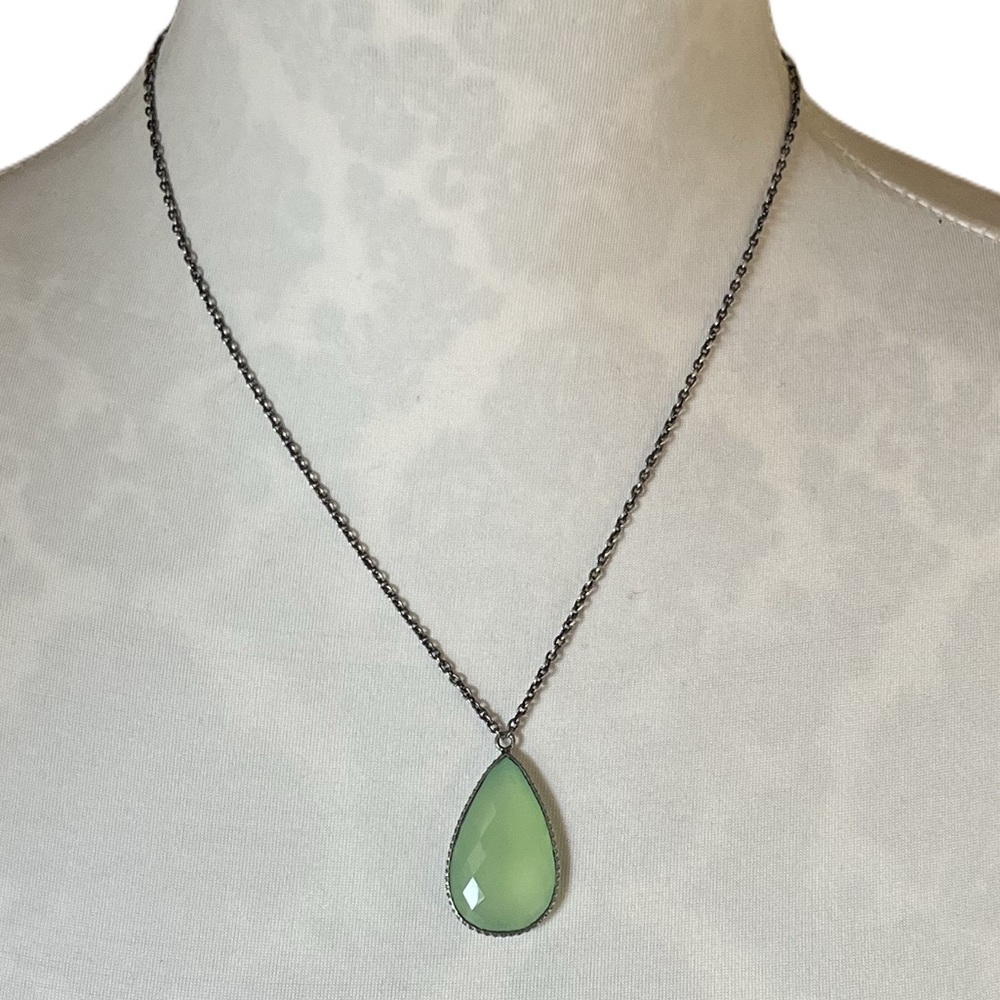 Elegant Green Teardrop Pendant Necklace